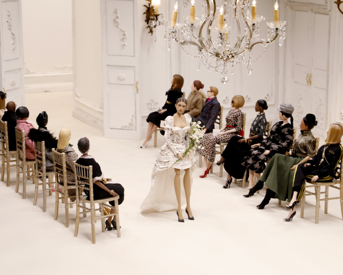 O Moschino Parousiase ;Ena Show Apokleistika Me Marionetes Main