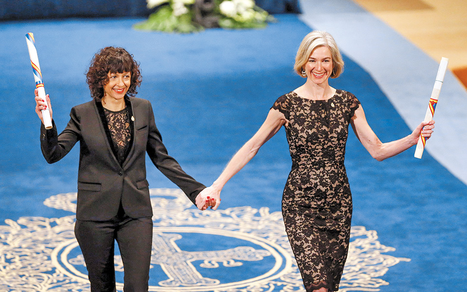 Duo Gynaikes Pairnoun To Nobel Ximeias Kai Gtafoun Istoria Main