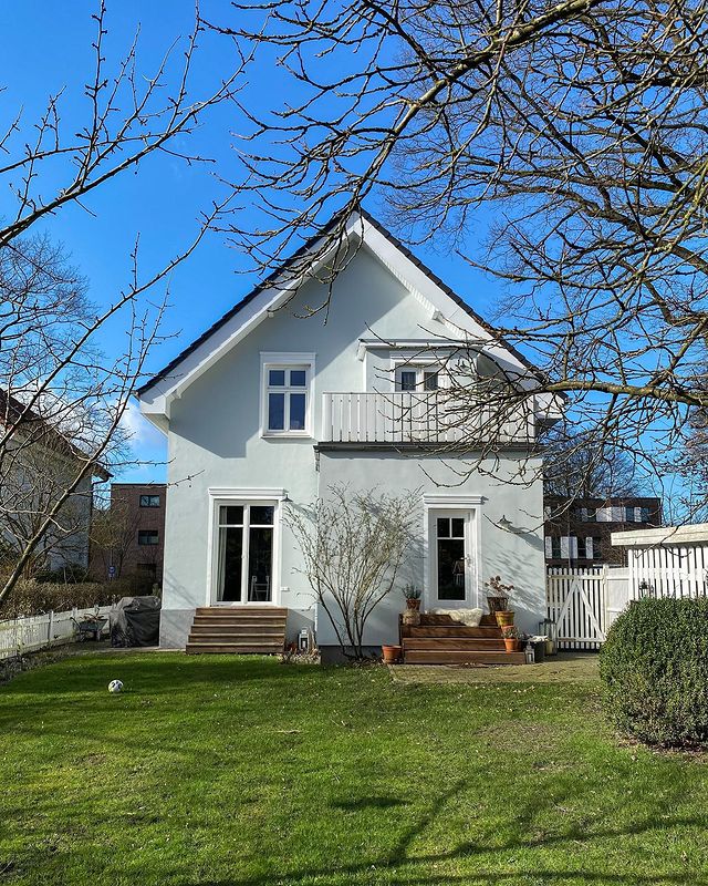 ena_spiti_sto_amvourgo