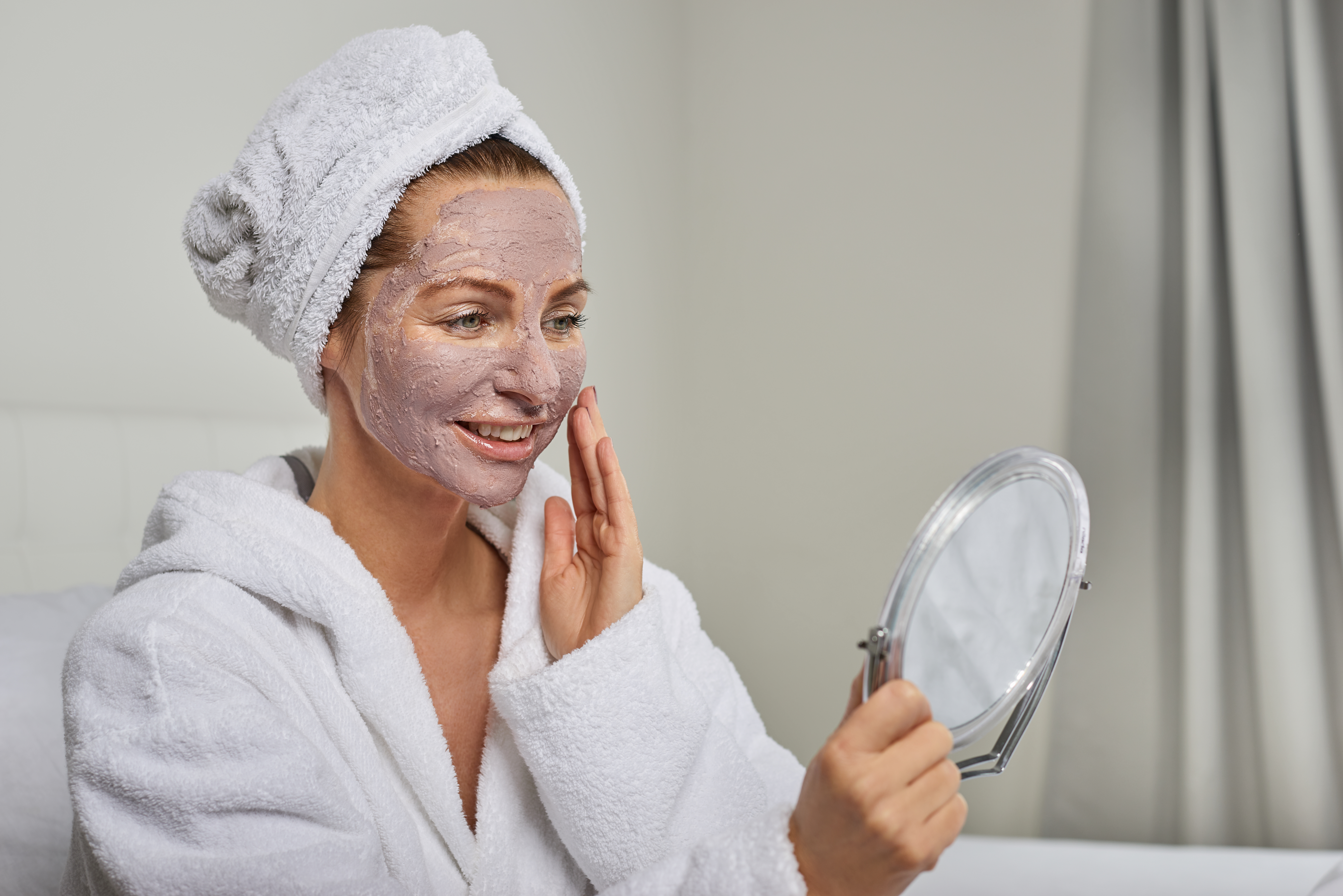 Maskes Enydatosis Me Vromi Main