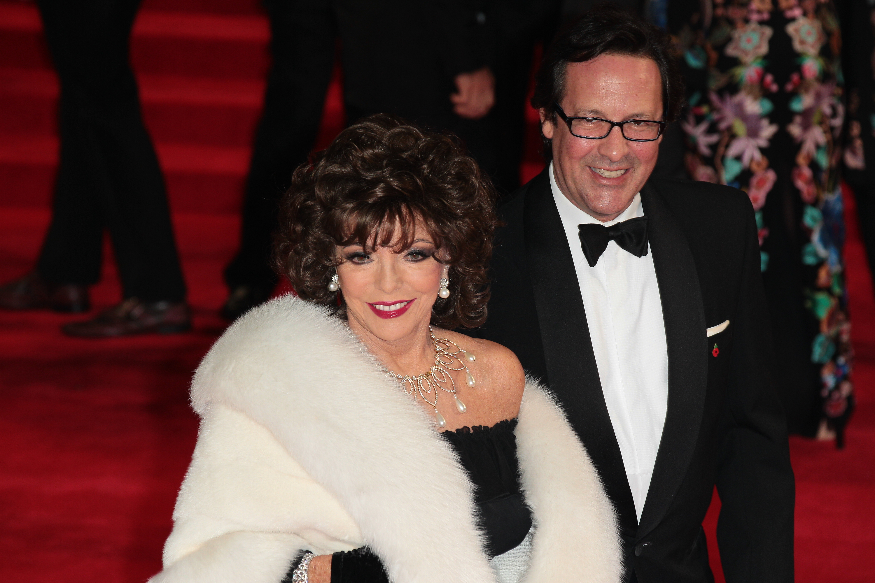 Joan Collins Hlikiakos Ratsismos