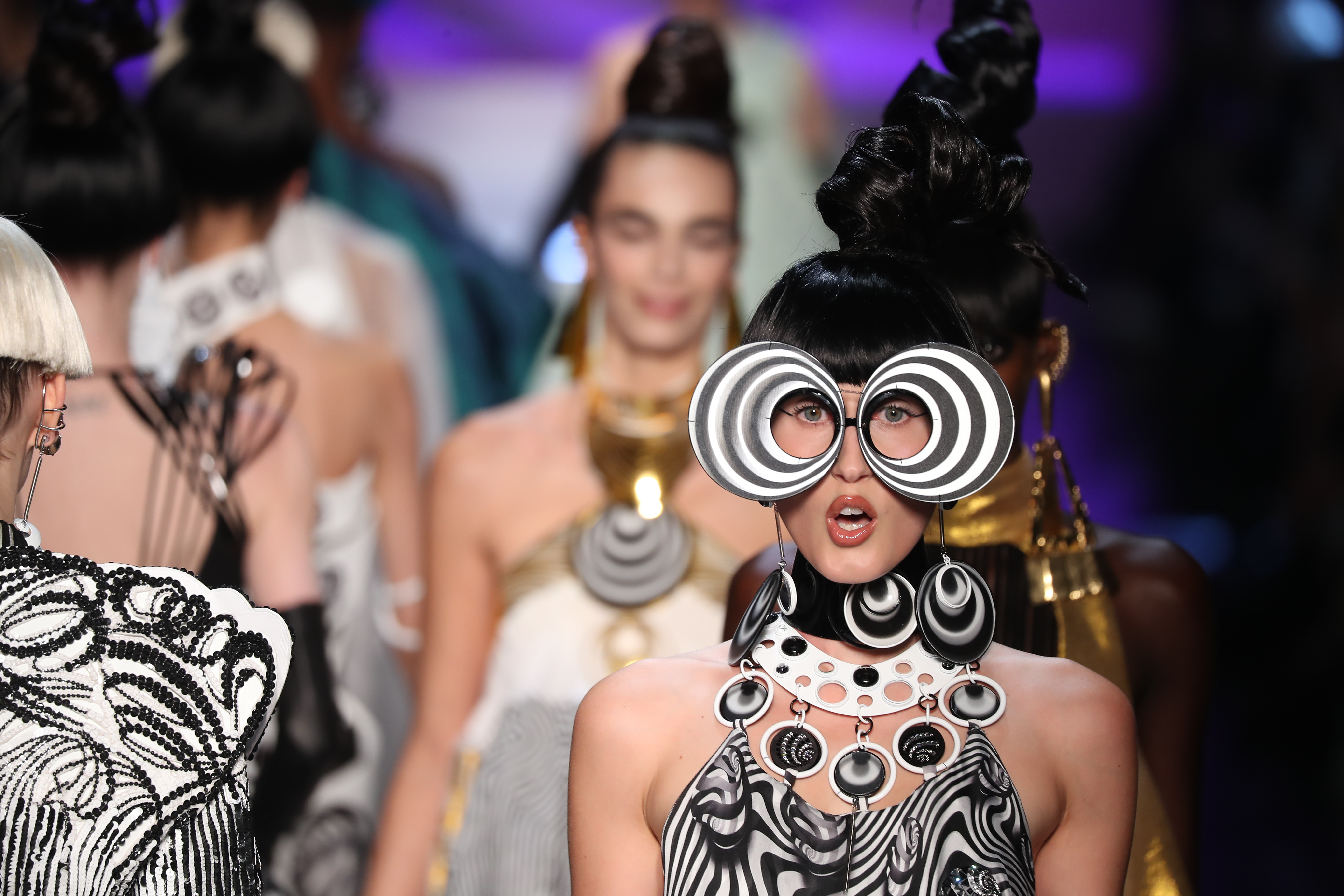 O Jean Paul Gaultier Anastatonei To Parisi 1