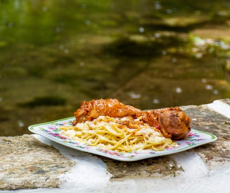 Kokoras Kokkinistos Makaronia