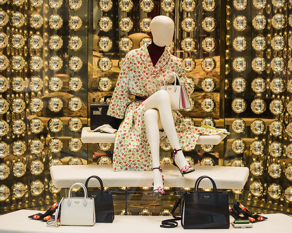 Prada Fernei Th Moda Konta Ston Politismo Kai Th Filanthropia